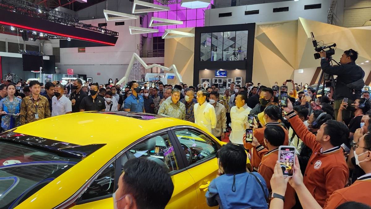  Presiden Joko Widodo didampingi Menteri Koordinator Bidang Perekonomian Airlangga Hartarto membuka Indonesia International Motor Show (IIMS) 2023