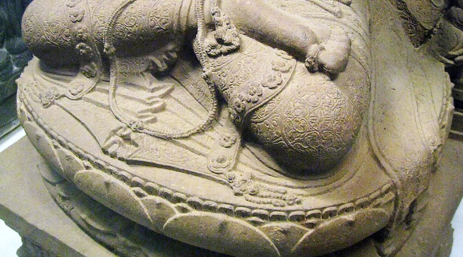 Detail ukiran kain pada arca Prajnaparamita mirip dengan pola batik tradisional Jawa.