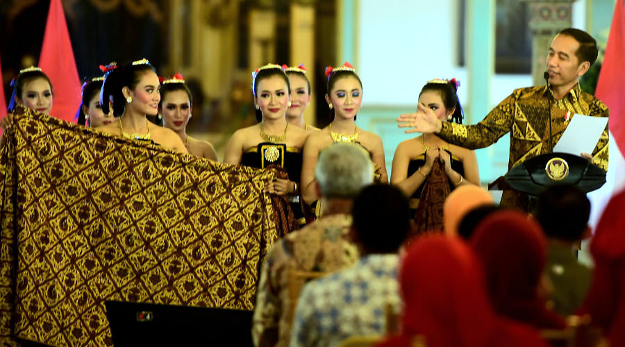 Presiden Jokowi memberikan sambutan pada Peringatan Hari Batik Nasional 2019.